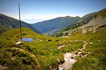 Widok na Żarską Dolinę z podejścia na Rohacką Przełęcz i Rohacze, Tatry Zachodnie