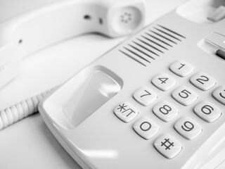 白いビジネス電話のクローズアップ写真