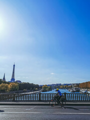 un ciclista disfruta la vista de Paris, Francia