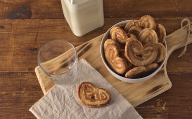 Palmeritas de hojaldre y miel, son unas galletas de repostería española, en México las llaman orejitas
