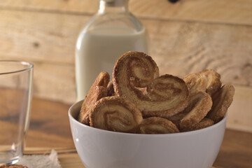 Palmeritas de hojaldre y miel, son unas galletas de repostería española, en México las llaman orejitas