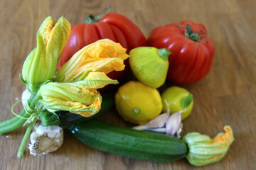 Frisches Gemüse (Zucchini, Tomate, Knoblauch, Zucchiniblüte)