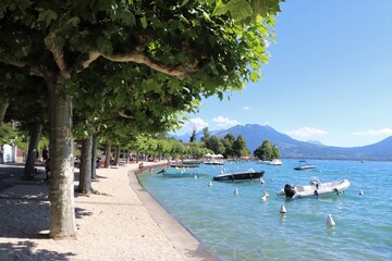 Embarcadère pour bâteaux le long du lac d'Annecy, ville de Veyrier du Lac, département de Haute Savoie, France