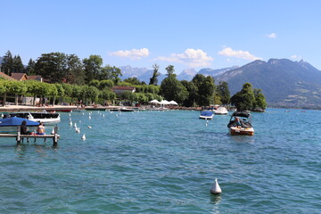 Embarcadère pour bâteaux le long du lac d'Annecy, ville de Veyrier du Lac, département de Haute Savoie, France
