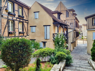 Calle y escaleras con edificios tradicionales en Bergerac, Francia