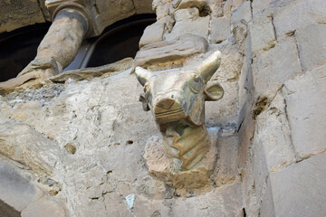 Archaische Stierköpfe an der Fassade der Swetizchoweli-Kathedrale in Georgien