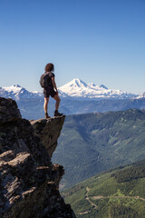 Fototapeta premium Osoba żądna przygód Wędrówka po kanadyjskich górach w słoneczny letni poranek. Zrobione na szlaku do Cheam Peak w Chilliwack, na wschód od Vancouver, Kolumbia Brytyjska, Kanada.