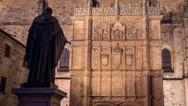 Foto nocturna de la ciudad espa&ntilde;ola Patrimonio de la Humanidad de Salamanca.Universidad co nestatua y catedral.