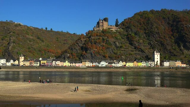 Rhine Valley, low water of River Rhine near St. Goarshausen with Katz Castle, Rhineland-Palatinate, Germany