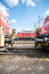 Mehrere moderne Lokomotiven auf einem Rangierbahnhof