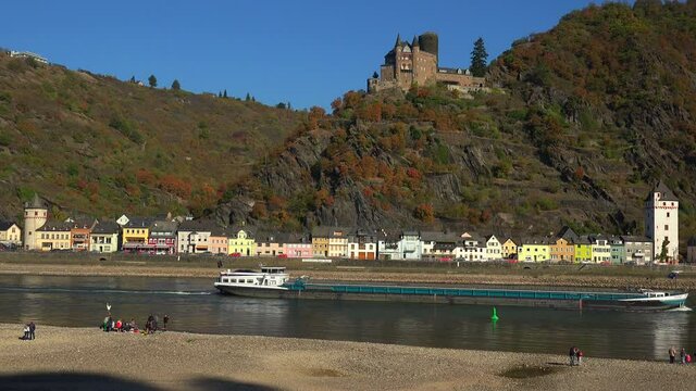 Rhine Valley, low water of River Rhine near St. Goarshausen with Katz Castle, Rhineland-Palatinate, Germany