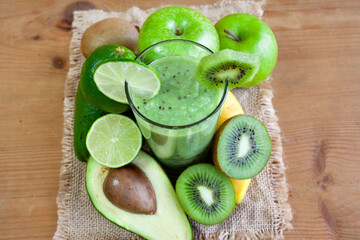 Smoothie z zielonych owoców z miętą © Monika