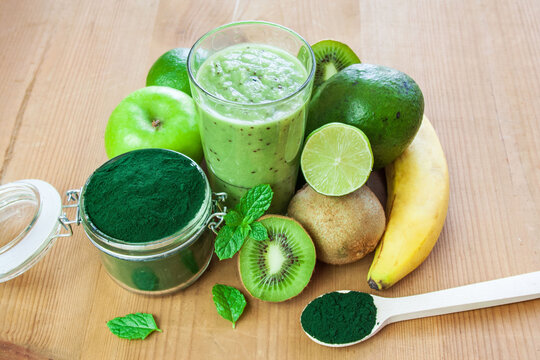 Smoothie z zielonych owoc&oacute;w ze spiruliną