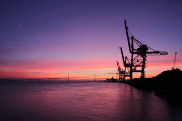 Fototapeta na wymiar coucher de soleil sur le pont de St Nazaire