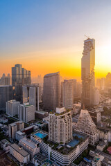 Fototapeta premium Pejzaż widok z Bangkoku nowoczesny biurowiec w strefie biznesowej w Bangkoku w Tajlandii. Bangkok jest stolicą Tajlandii, a Bangkok jest również najbardziej zaludnionym miastem Tajlandii.