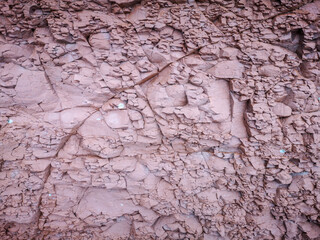 Naklejka premium Background of a pinkish rock with small cracks