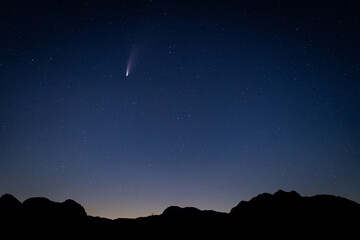 Komet Neowise mit Silhouette von Gebirge © Markus