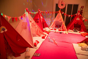 Decoração de festa com barracas para festa do pijama.