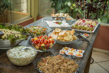 Obraz na płótnie Canvas Mesa com alimentos variados em festa.