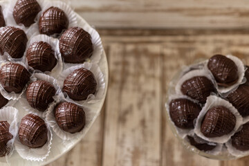 Doces de chocolate em bandejas sobre mesa para festa.