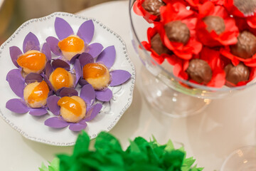 Doces, arranjados em prato para festa.