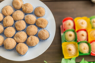 Doces, arranjados em pratos sobre mesa decorada para festa.