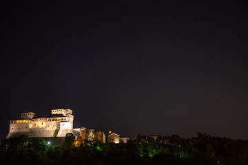 Il castello di Torrecchiara durante la notte. Si intravede la stella cometa nel cielo notturno.  Famoso castello nella Provincia di Parma.