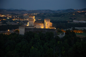 Fototapeta na wymiar Il castello medievale di Torrechiara illuminata nella notte. Struttura antica nelle valle tra i castelli del Ducato di Parma sull'appenino Parmense.