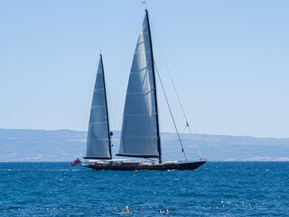 Fototapeta na wymiar Paisajes de costa con un velero navegando en el mar de Split, Croacia , verano de 2019
