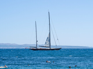 Paisajes de costa con un velero navegando en el mar de  Split, Croacia , verano de 2019