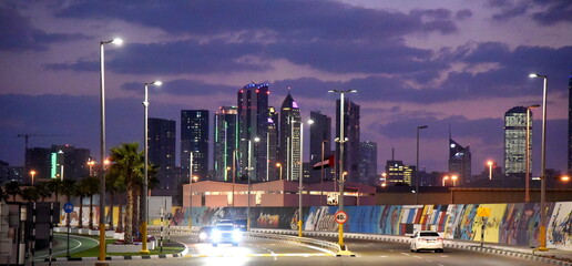 Nächtlicher Highway in Dubai mit Skyline im Hintergrund