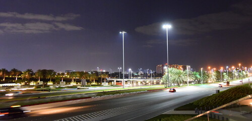 Nächtlicher Verkehr auf einen Highway in Dubai
