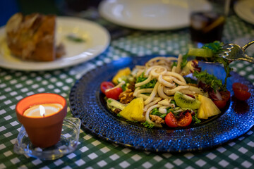 Cena romántica con ensalada y luz de velas