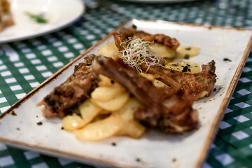 Costillas de cabrito con patatas y brotes de soja