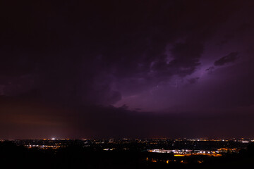 Temporale ripreso dalla collina sulla citt&agrave;