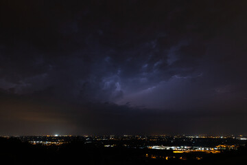 Temporale ripreso dalla collina sulla città