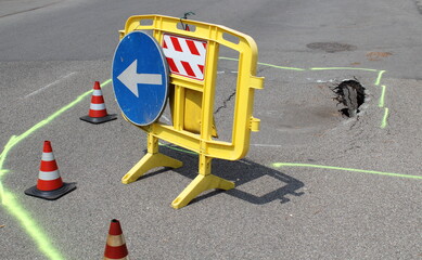 Indicazione di deviazione per cantiere stradale - buca nell'asfalto
