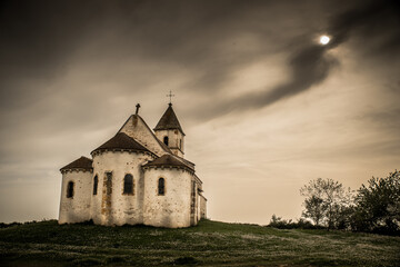 Chapelle au milieu des champs