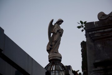 Escultura tallada en piedra que adorna cùpula de panteones