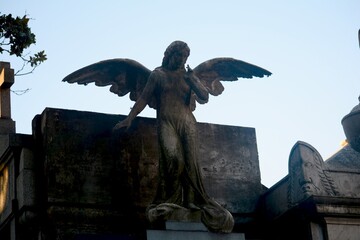 Escultura tallada en piedra que adorna c&ugrave;pula de panteones