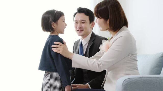 入学式の準備をする親子