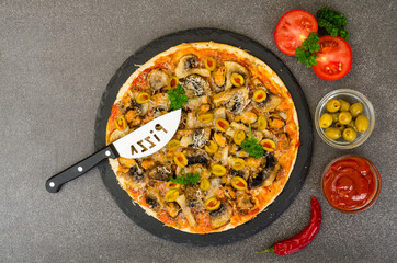 Pizza with mussels, mushrooms, green olives