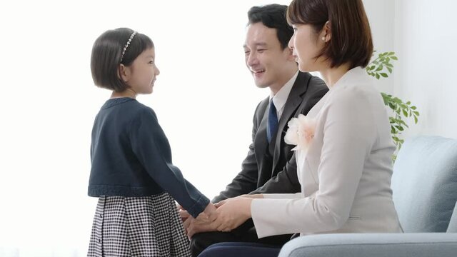 入学式の準備をする親子