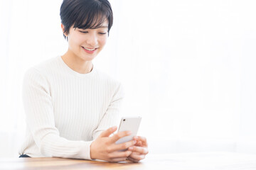 スマホを見る女性