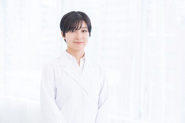 白衣の女性