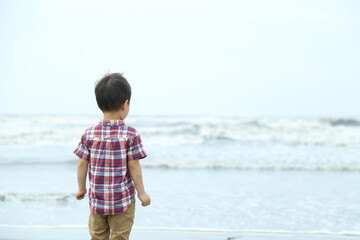 Fototapeta na wymiar 海を眺める子供