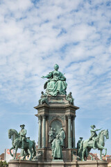 Obraz premium 화창한 여름 날씨의 유럽 박물관과 도시 여행