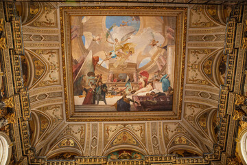 화창한 여름 날씨의 유럽 박물관과 도시 여행