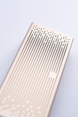 흰 배경에 놓여 있는 블루투스 스피커