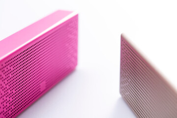 흰 배경에 놓여 있는 블루투스 스피커